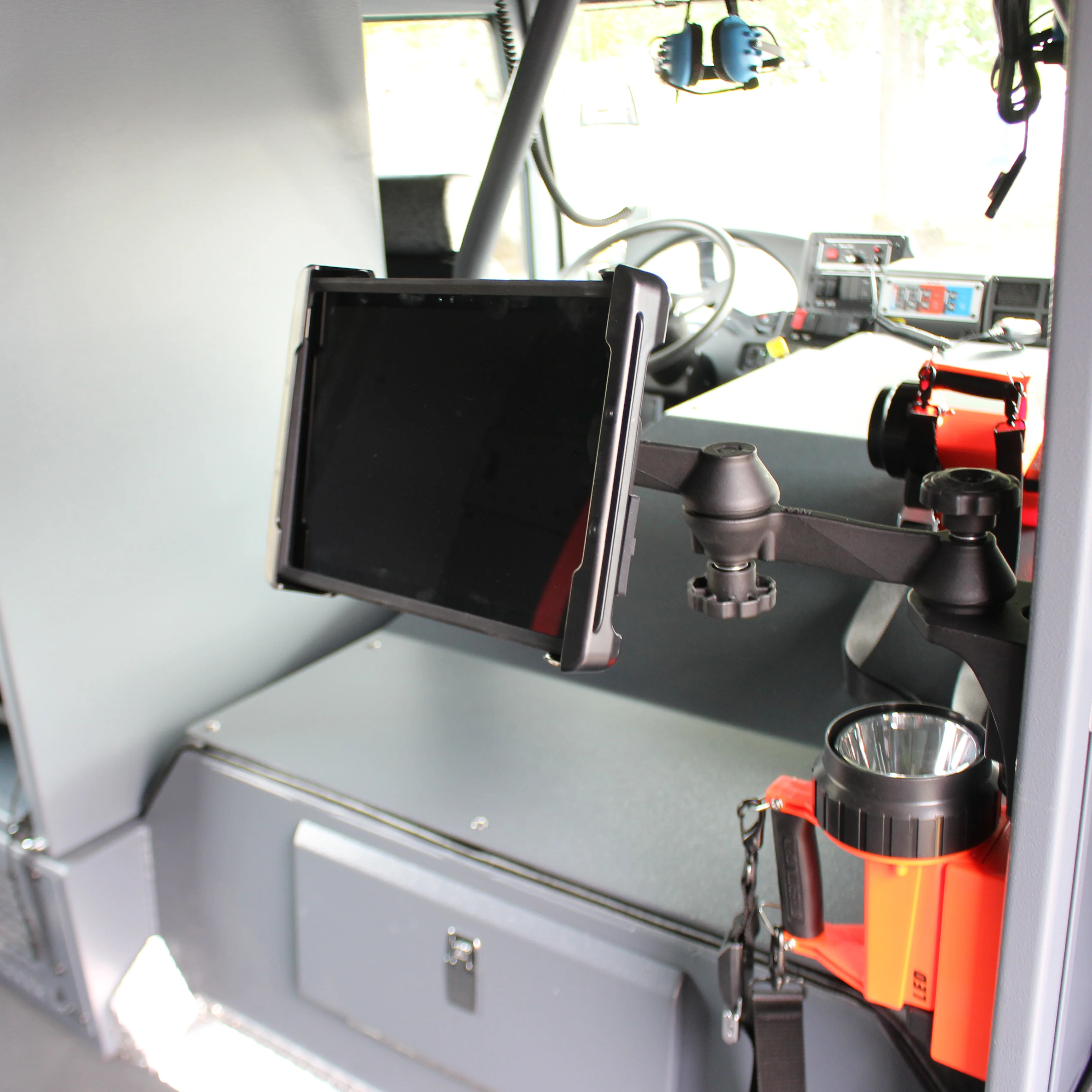 RAM® Vertical 12" Swing Arm Mount with Swivel Socket Arm - Image 4